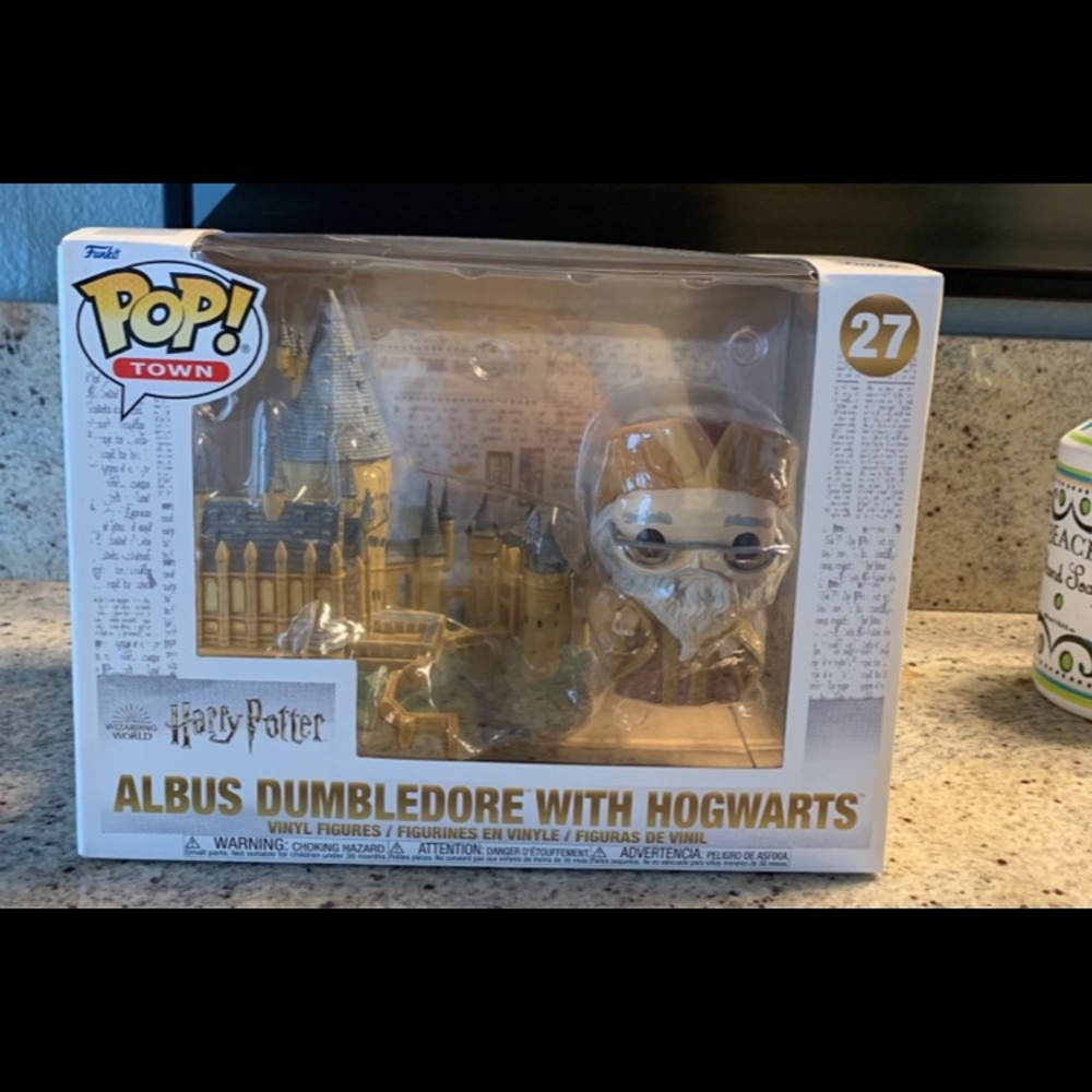 Albus Dumbledore with Hogwarts funko pop